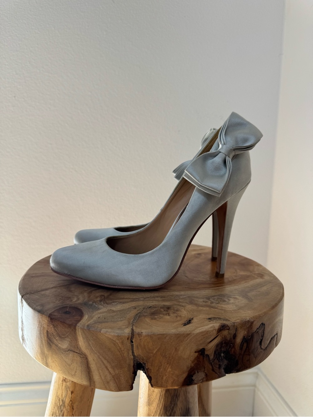 Badgley Mischka Silver-Gray Satin Bow Ankle Pump